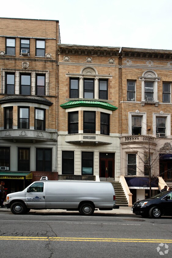 Building Photo - 220 W 79th St