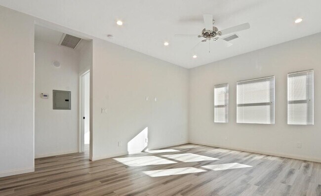 Living Room - 848 N Sycamore Ave