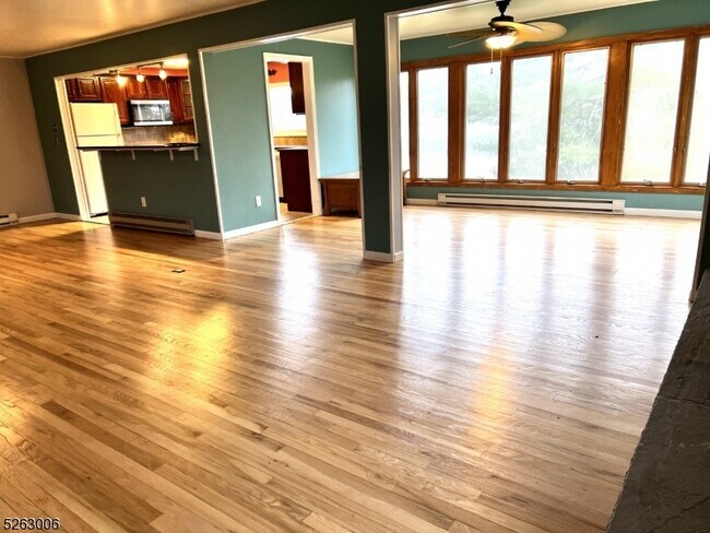 Building Photo - 416 Lake Shore N