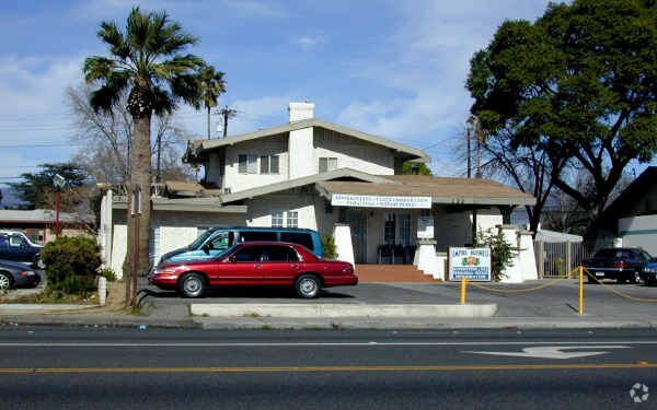 Primary Photo - 132 W Foothill Blvd