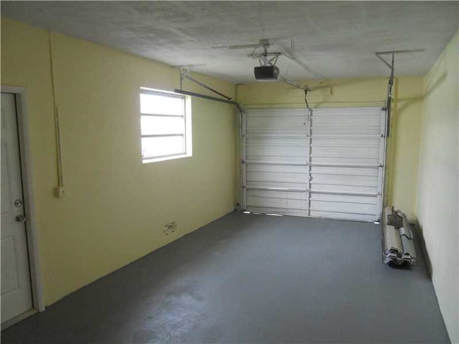 Building Photo - 7140 SW 5th Ct