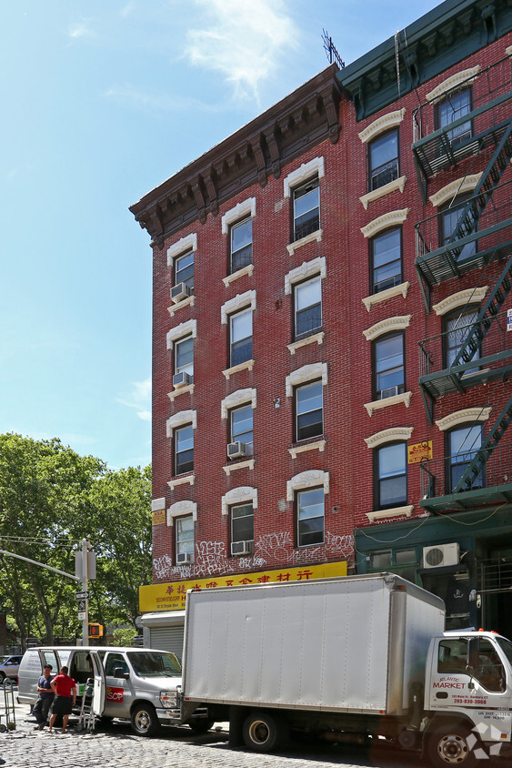 Building Photo - 123 1/2 Chrystie St