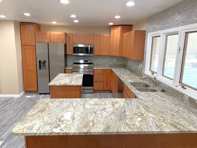 Building Photo - Newly remodeled 5 bedroom, 3 bath ranch st...