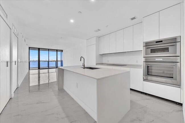Foto del edificio - 700 NE 24th St