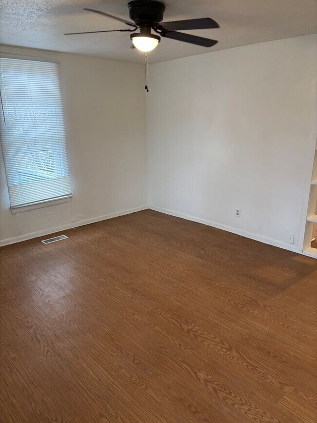 Building Photo - 3 Bedroom House