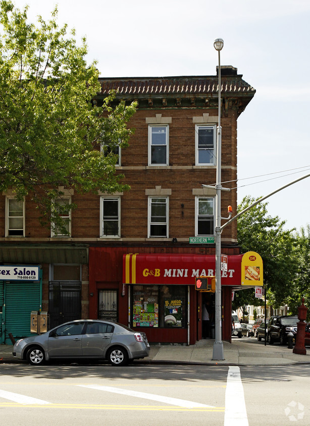 Foto del edificio - 111-02 Northern Blvd