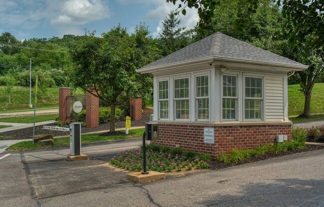 Gated Entry - 415 Stockton Rdg