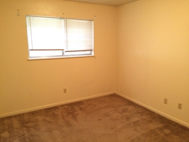Building Photo - Large 3BR/2BA Home in Southern Hills Rent $1,100 / Deposit $700
