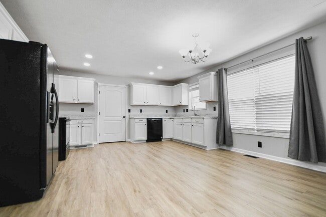 Building Photo - Dog Friendly Three Bedroom!