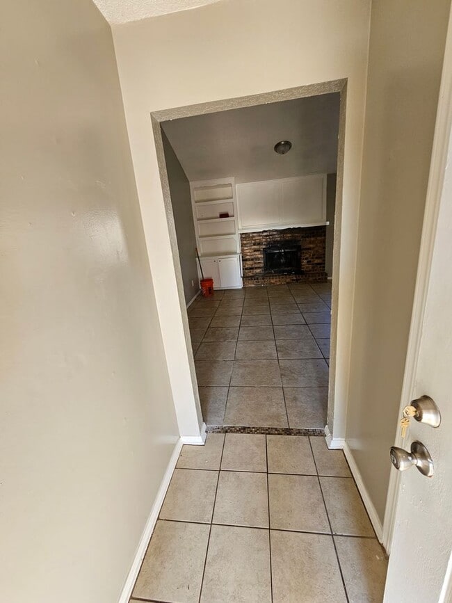 Building Photo - 5 Bedroom House Available