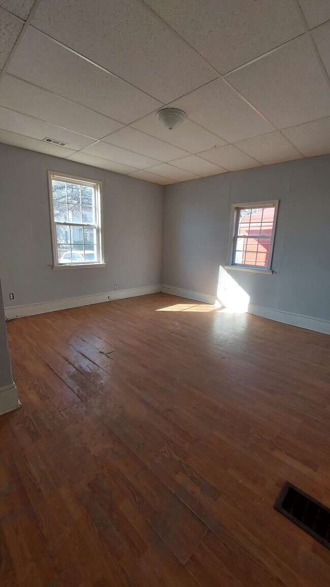 Building Photo - 627 W Love St