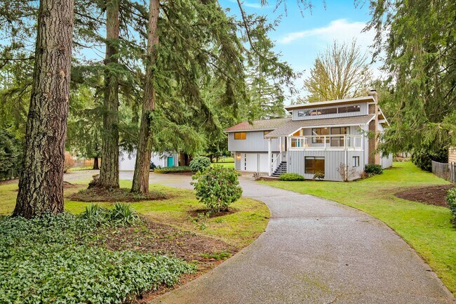 Building Photo - 3 Bedroom Split Level on Large Lot and Add...
