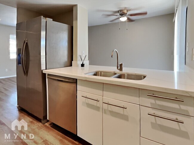 Building Photo - 1404 La Jolla Dr