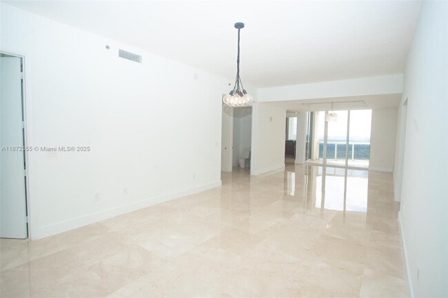 Foto del edificio - 15811 Collins Ave