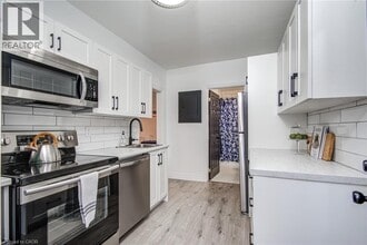 Building Photo - 255 Raglan St