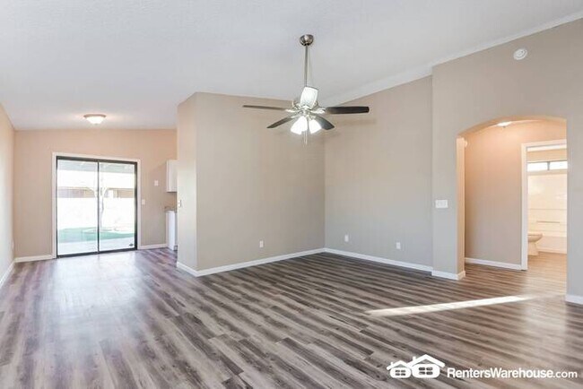 Building Photo - Recently updated 3 Bed, 2 Bath home in Tuc...
