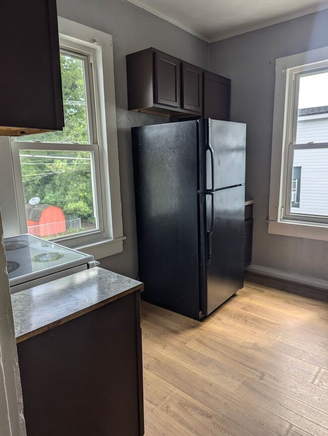 Building Photo - MOVE IN READY 4 Bedroom in the Heart of Portsmouth!