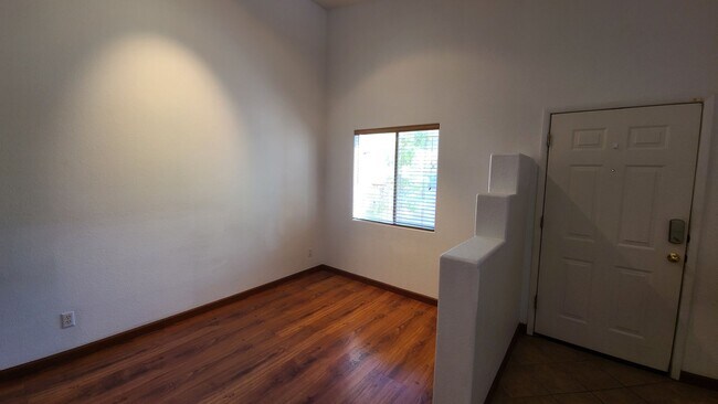 Foto del edificio - Upstairs Condo with Mountain and City View