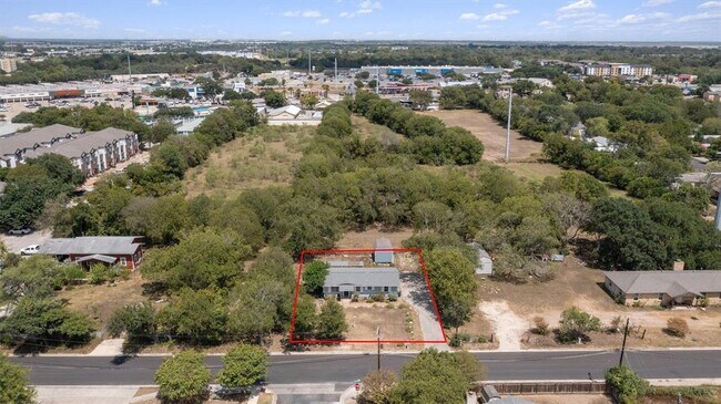 Foto del edificio - 1003 Bugg Ln