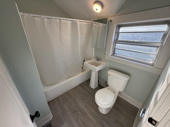 Building Photo - 2235 Ekin Ave