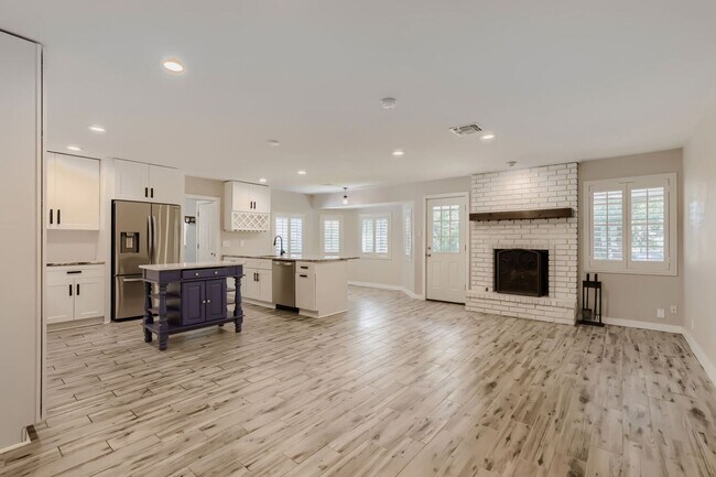 Building Photo - Move in ready ranch style home with custom finishes!