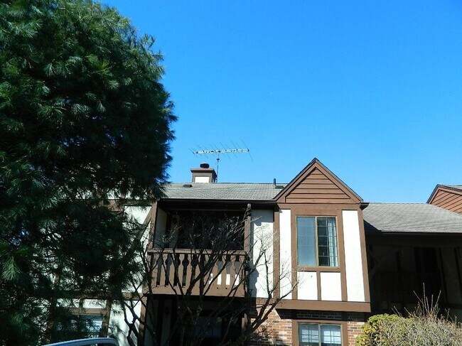Building Photo - 119 Foxwood Cir
