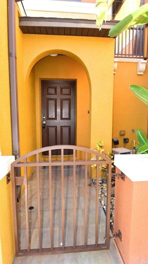 Beautifully upgraded townhome with one car attached garage located in the gated Tullamore of Mea... - Beautifully upgraded townhome with one car attached garage  located in the gated Tullamore of Mea...