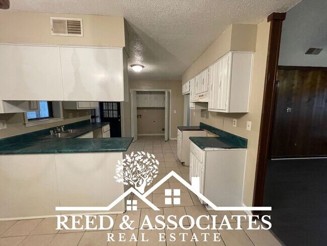Building Photo - Spacious Home with Screened in Patio!