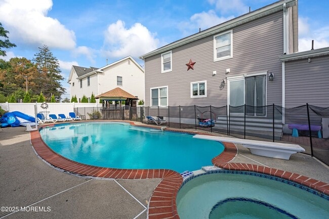 Building Photo - 7 Linden Ave