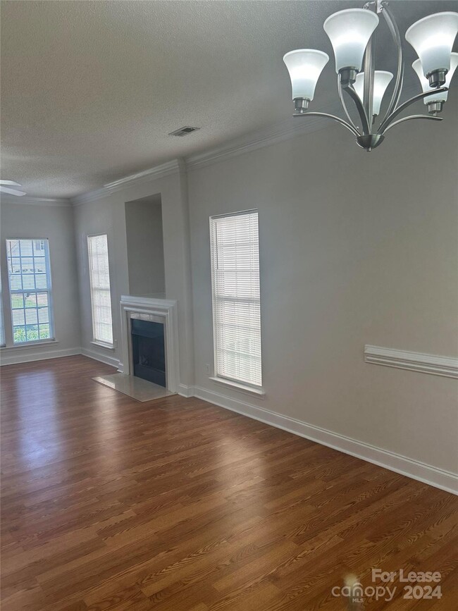 Foto del edificio - 5910 Waverly Lynn Ln