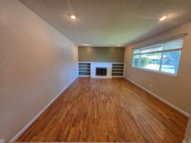 Foto del edificio - Single story home close to freeway access!