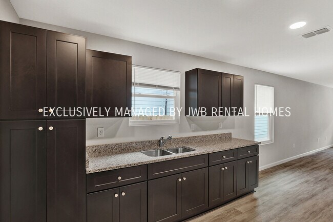 Building Photo - 665 Bridier St