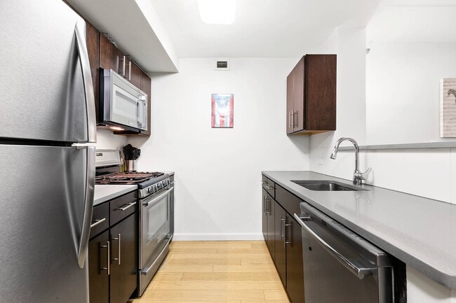 Building Photo - 535 W 52nd St