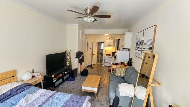 Building Photo - 403 E 73rd St