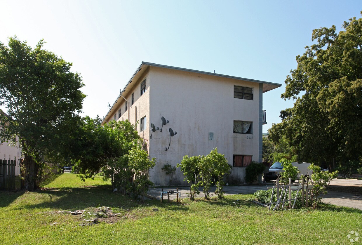 Building Photo - 208 SW Avondale Dr