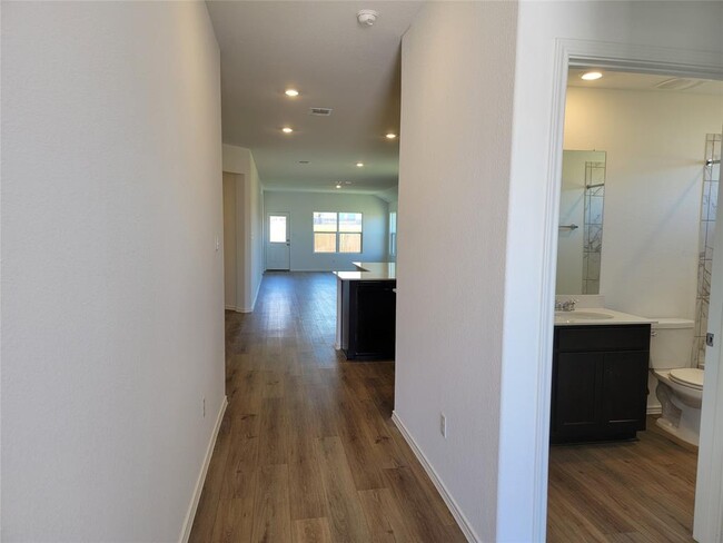 Building Photo - 100 Montego St