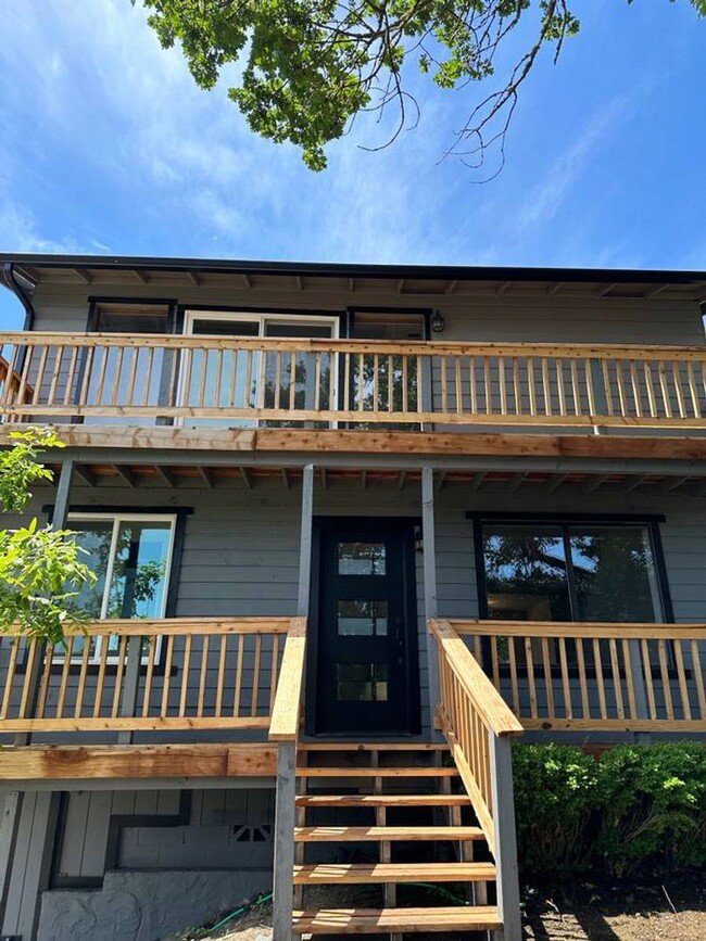 Building Photo - Newly remodeled 3 Bedroom Roseburg home