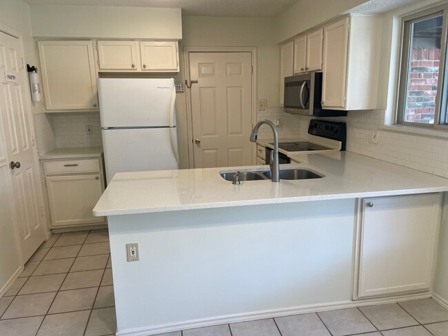 all new upgraded hardware in eat in kitchen - 125 Cherrybark Dr