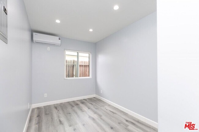 Foto del edificio - 7420 Vanalden Ave