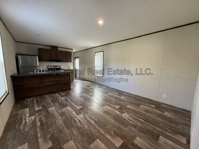 Building Photo - 523 Lone Robin St