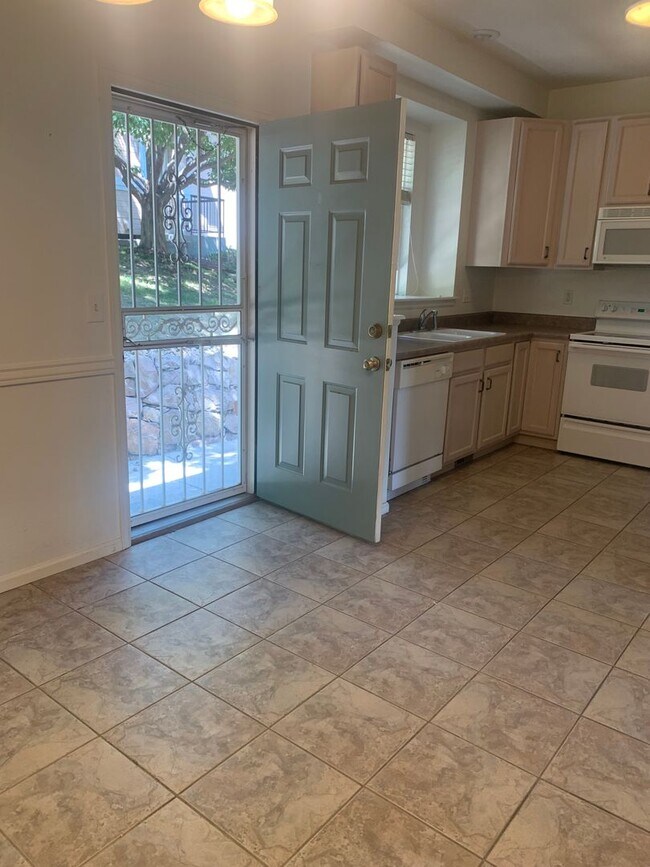 Building Photo - 2 Bedroom 2.5 Bathroom Townhome Close to O...