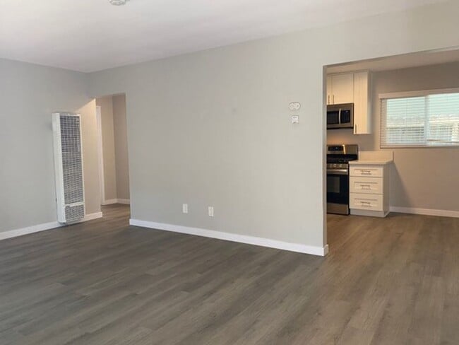Building Photo - Charming 2 Bedroom in University Heights w...