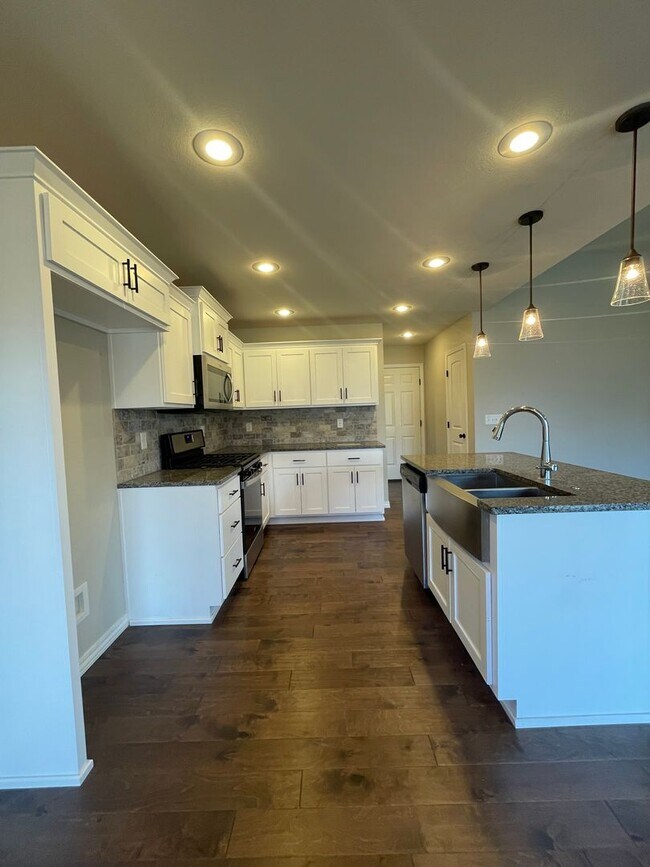 Building Photo - Executive Rental - Old Castle Estate Subdivision - Nixa