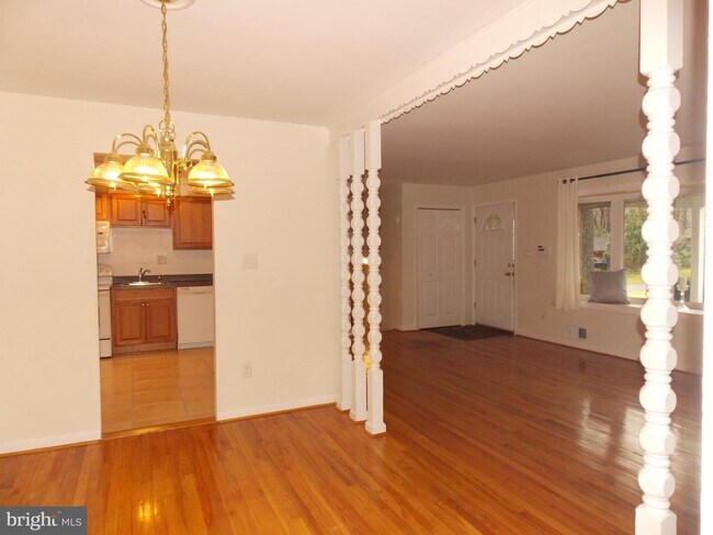 Building Photo - 9286 Rollingwood Dr