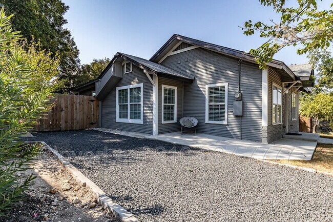 Building Photo - 210 Dumoulin Ave