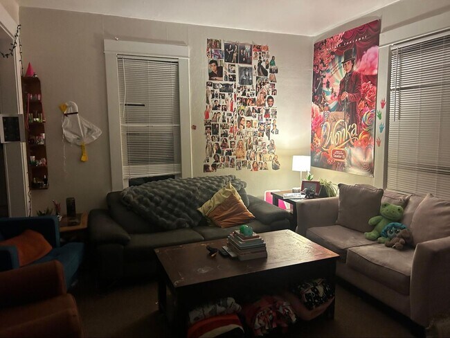 Foto del edificio - PRELEASE: Spacious 6+ bdrm/2 bath in York Neighborhood