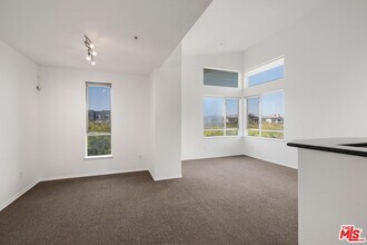 Building Photo - 6400 Crescent Prk E