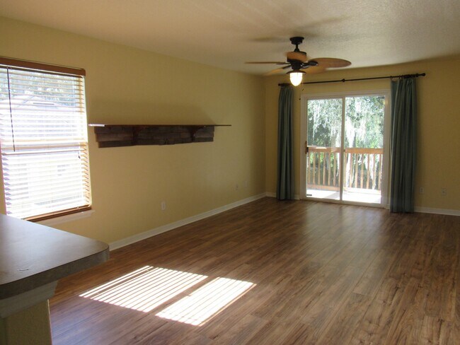 Sala de estar - 828 S Duss St