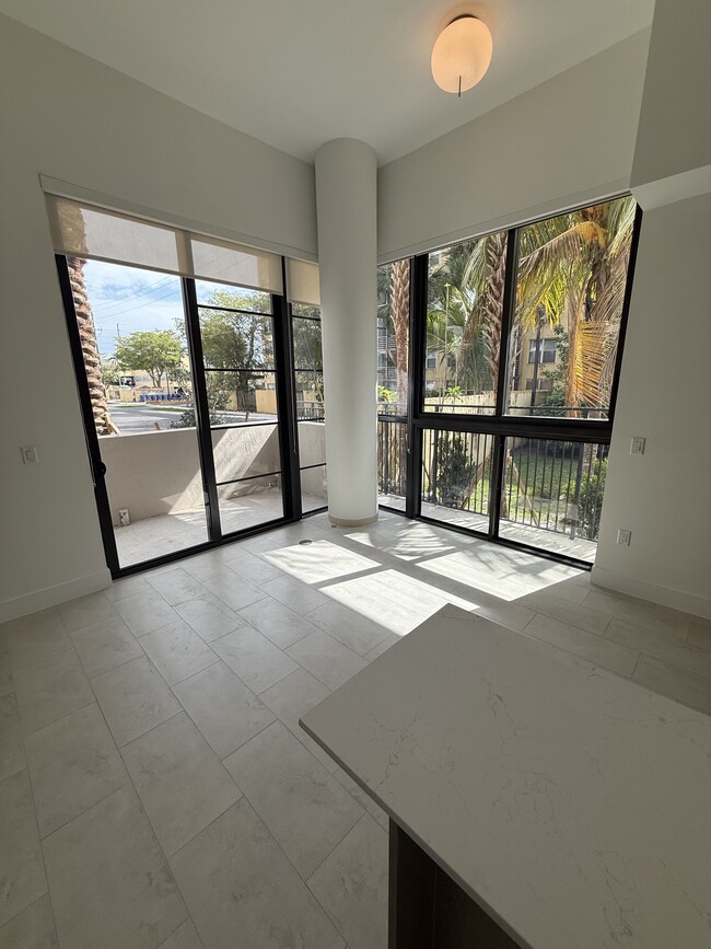 Foto del edificio - 2545 NE 183rd St