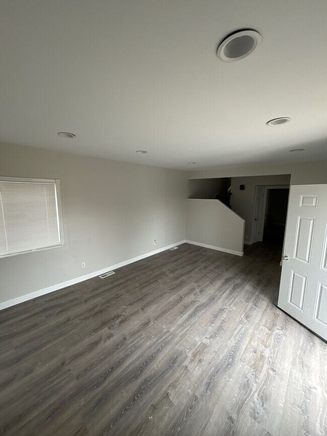 Foto del edificio - 5 BR/ 2 Bath Home Available Soon!
